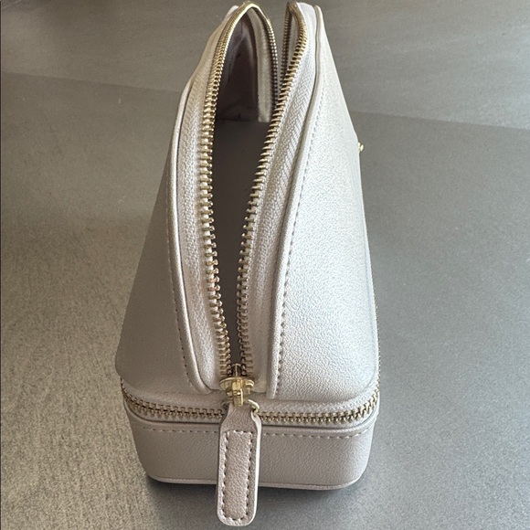 Elegant Cream Cosmetic Bag - Picture 3 of 6